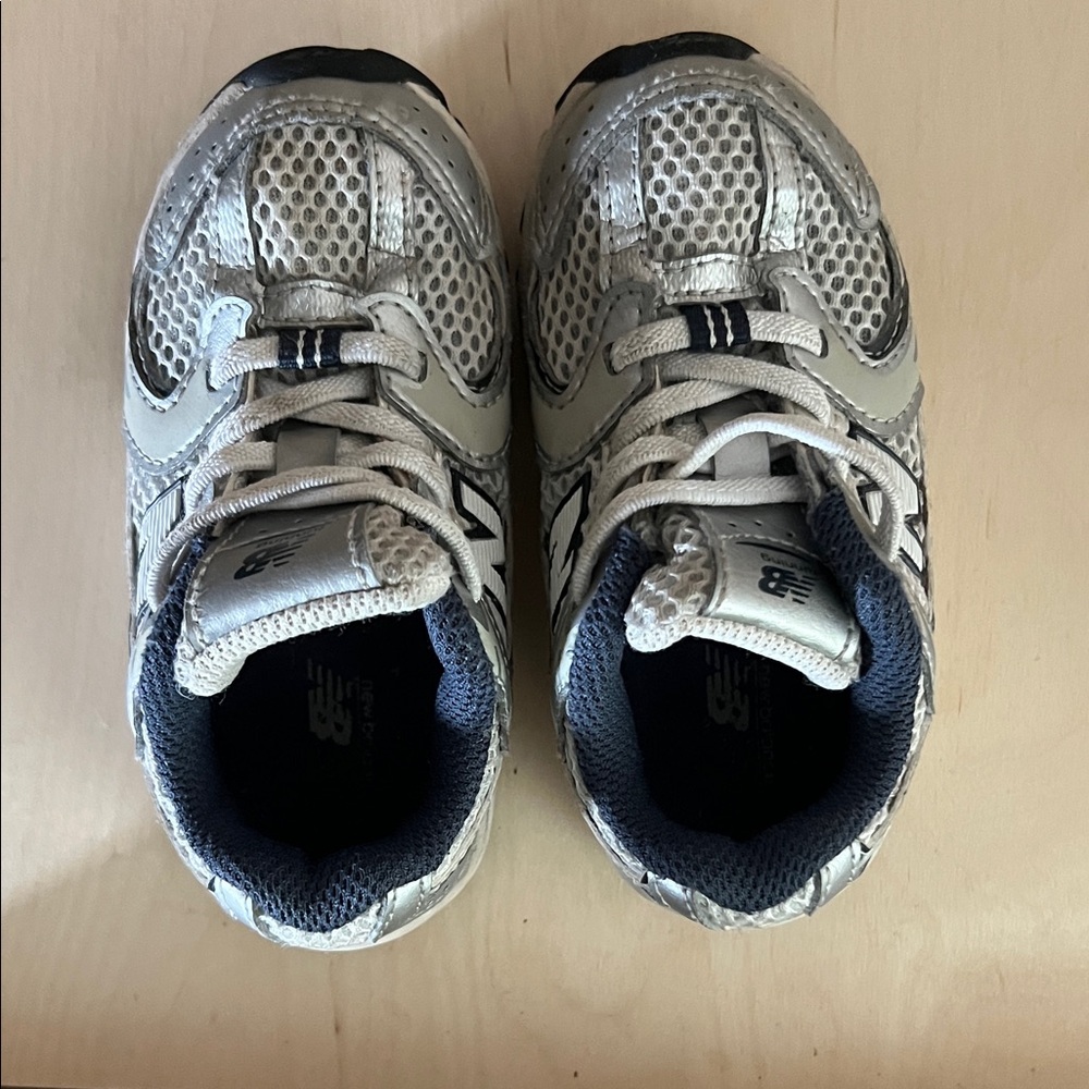 New Balance Kids Silver and Navy Mesh Sneakers Size 7